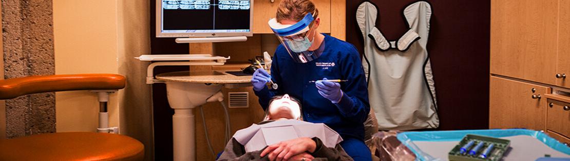 牙科卫生学学生正在检查病人的牙齿